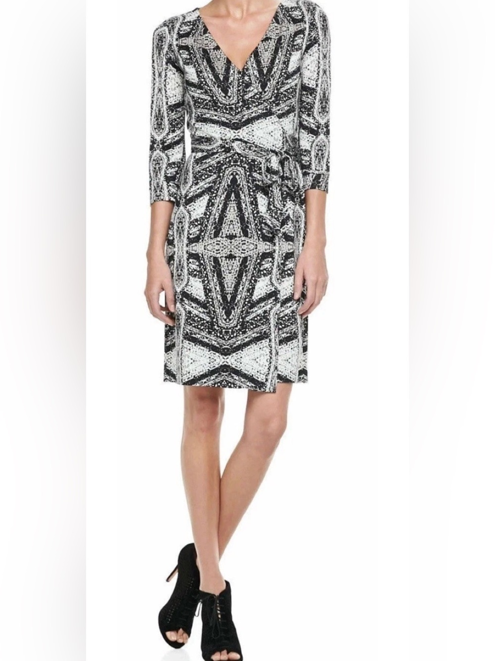 Diane Von Furstenberg Julian two diamond maze SILK Wrap Dress- Sz 4 -AUTHENTIC